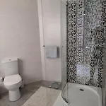 アパート A Very Spacious Three Bedroom In