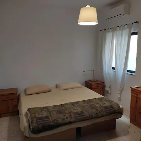 شقة A Very Spacious Three Bedroom In سليمة