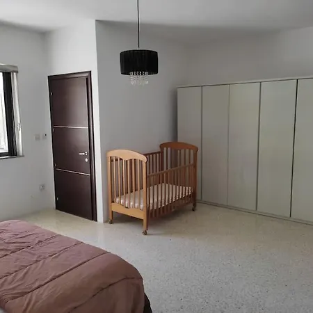 شقة A Very Spacious Three Bedroom In سليمة