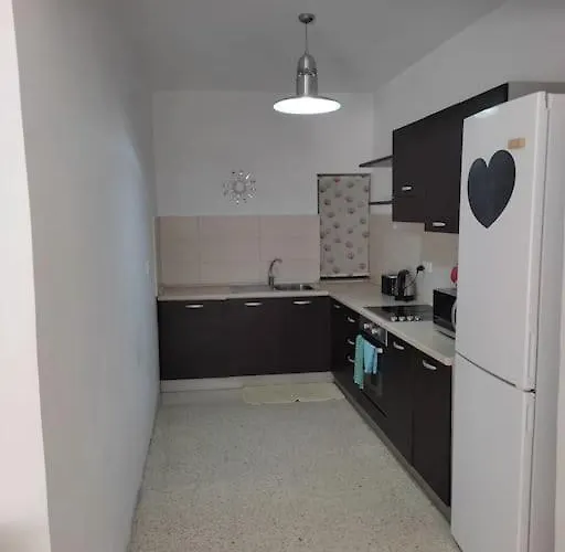 아파트 A Very Spacious Three Bedroom In *