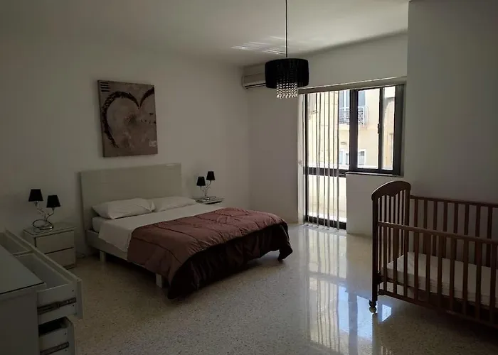 A Very Spacious Three Bedroom In * 슬리에마