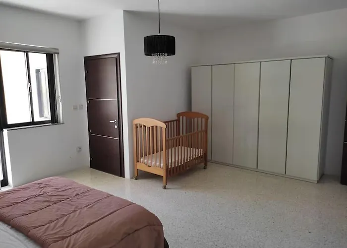아파트 A Very Spacious Three Bedroom In 슬리에마